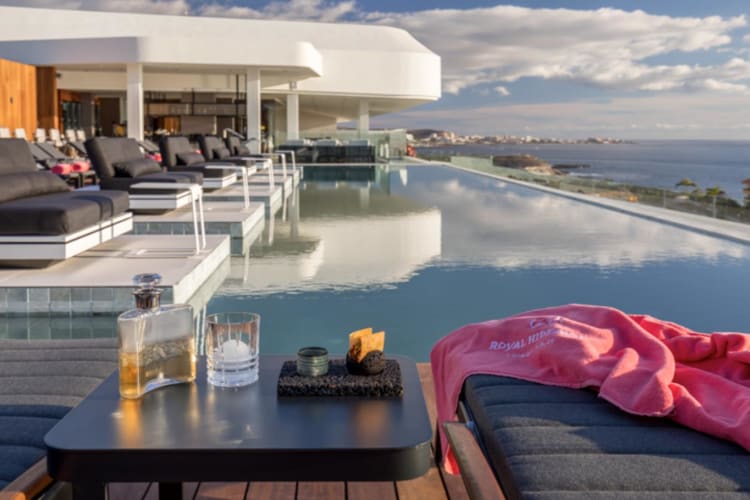 Pool & sunbeds